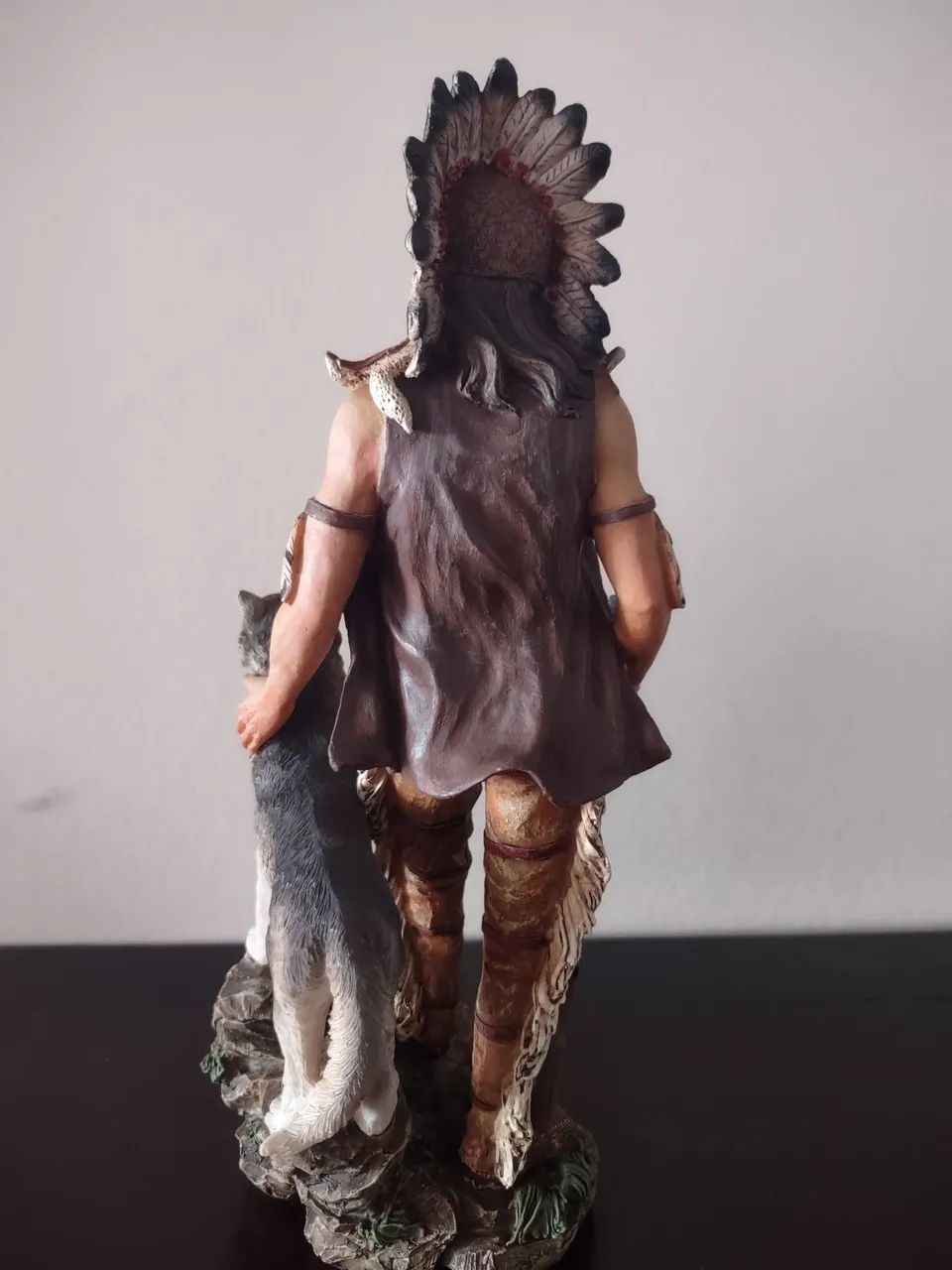Estátua de Índio guerreiro Apache com lobo - Foto 4
