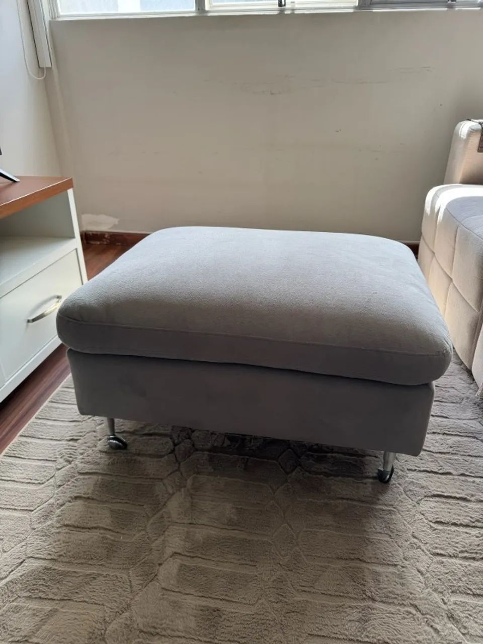 PUFF COM RODÍZIO EM SUEDE - Foto 3