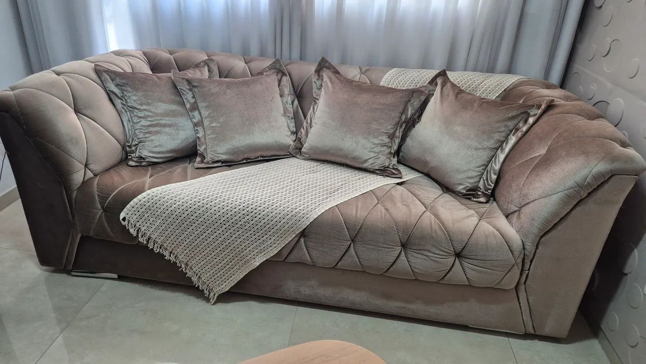 Sofá Design Sofisticado Tecido Sued - Muito Conservado - Foto 2