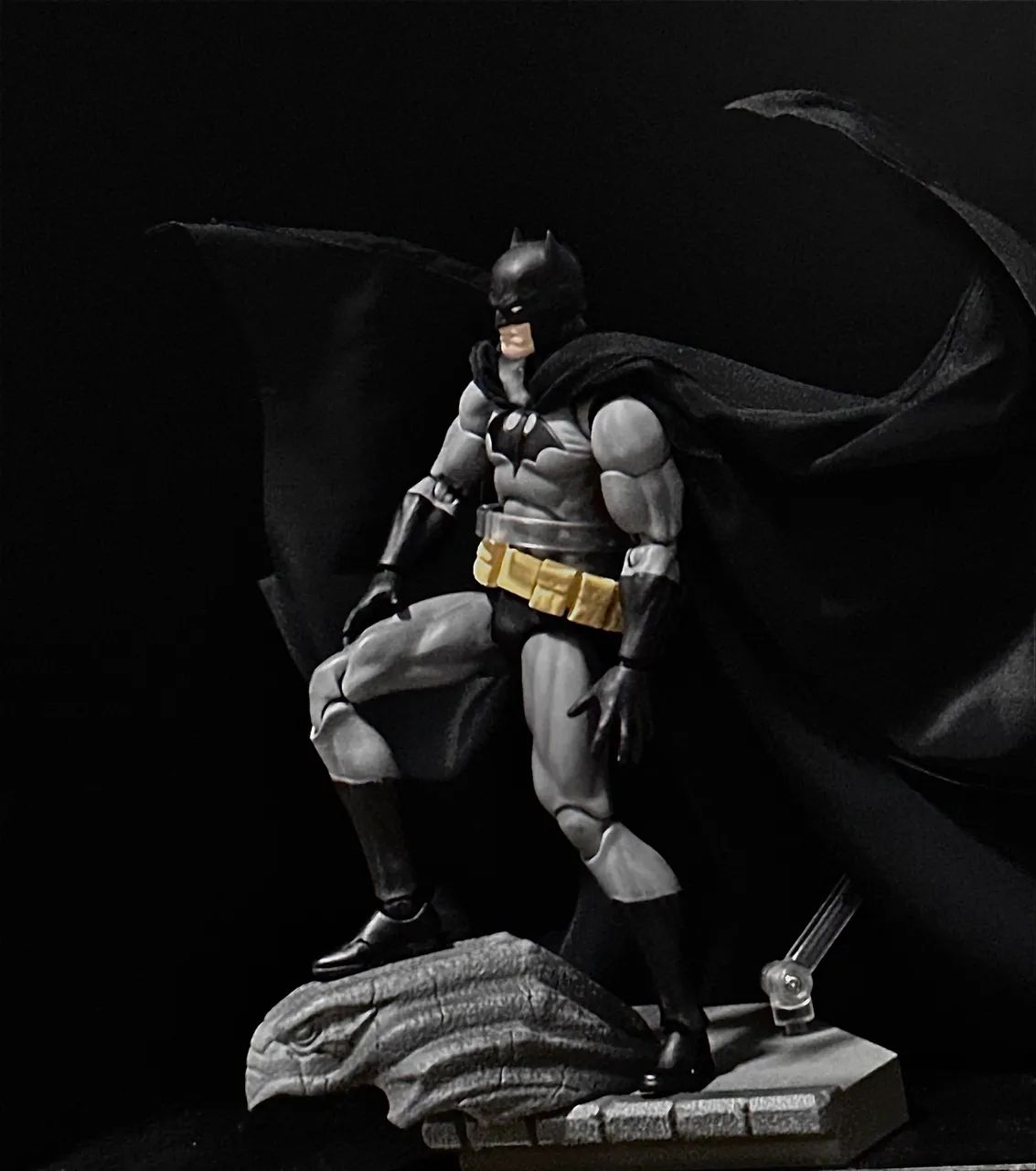 Batman hush mafex preto e cinza original. (preço negociável