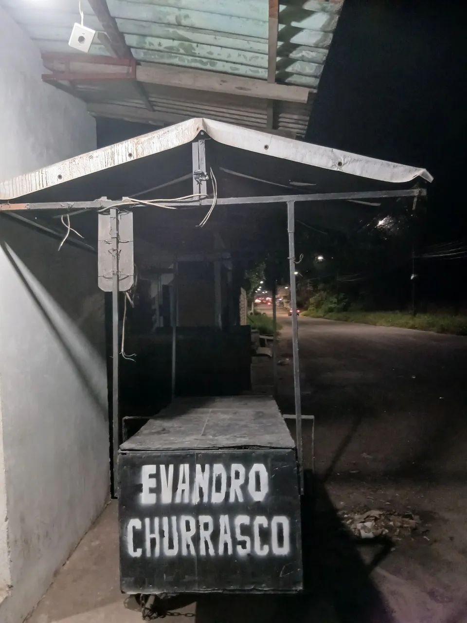 Carrinho de churrasco + 4 pneus reserva 