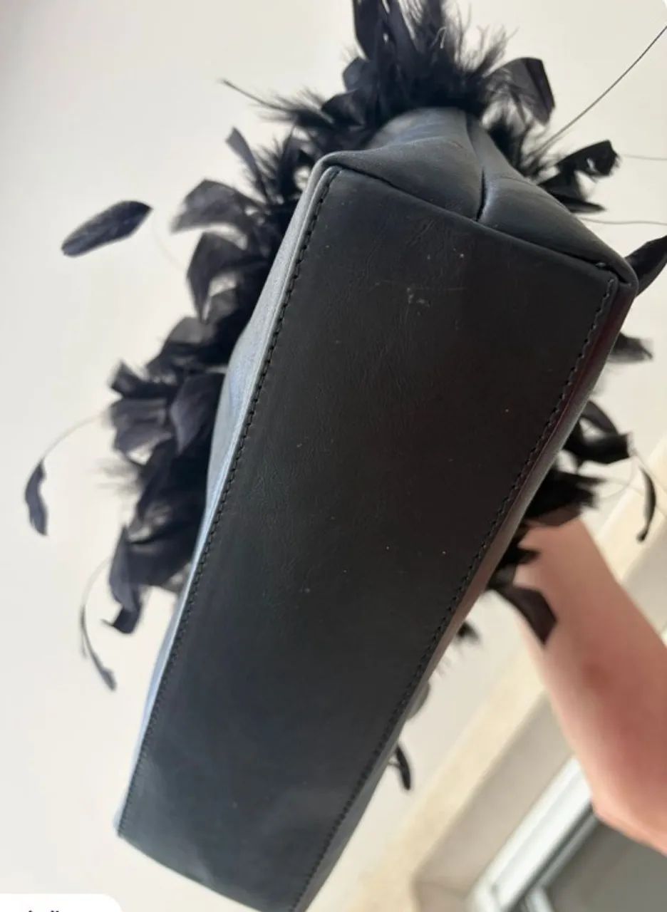 Bolsa lcredi preta com plumas - Foto 5