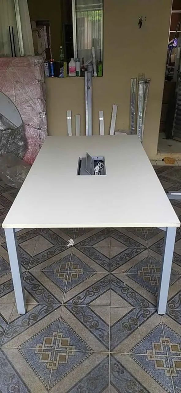 Mesa Reunião Plataforma Retangular 1,8*1*0,73m Pé Metal Trave e Caixa para Tomadas