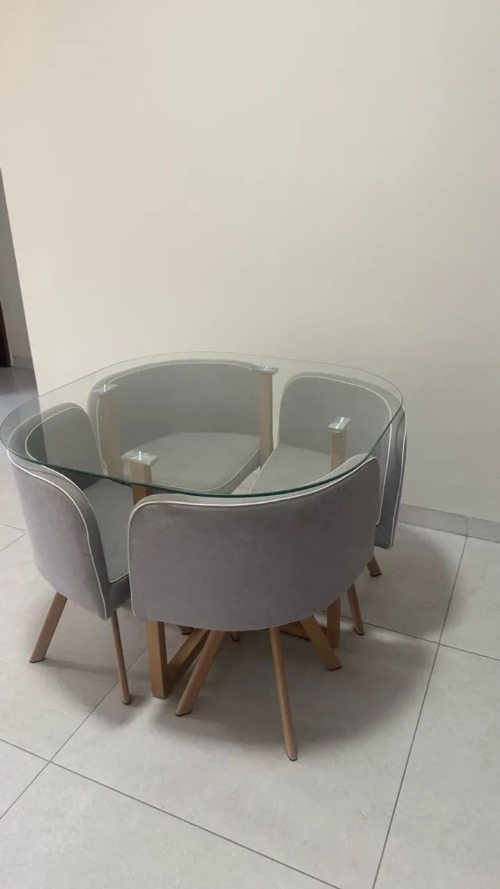 MESA COM 4 CADEIRAS