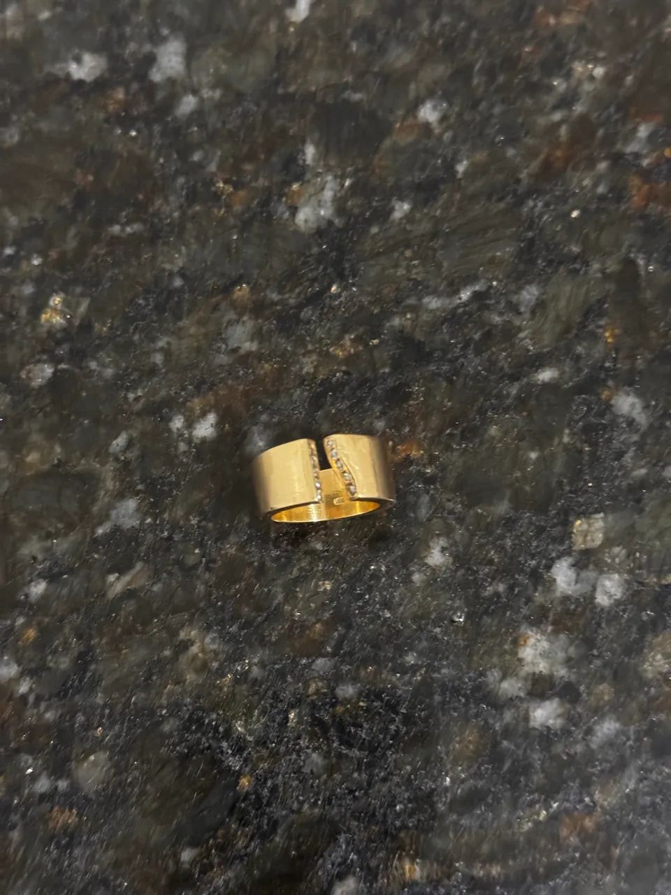 Lindo anel de ouro com diamante 