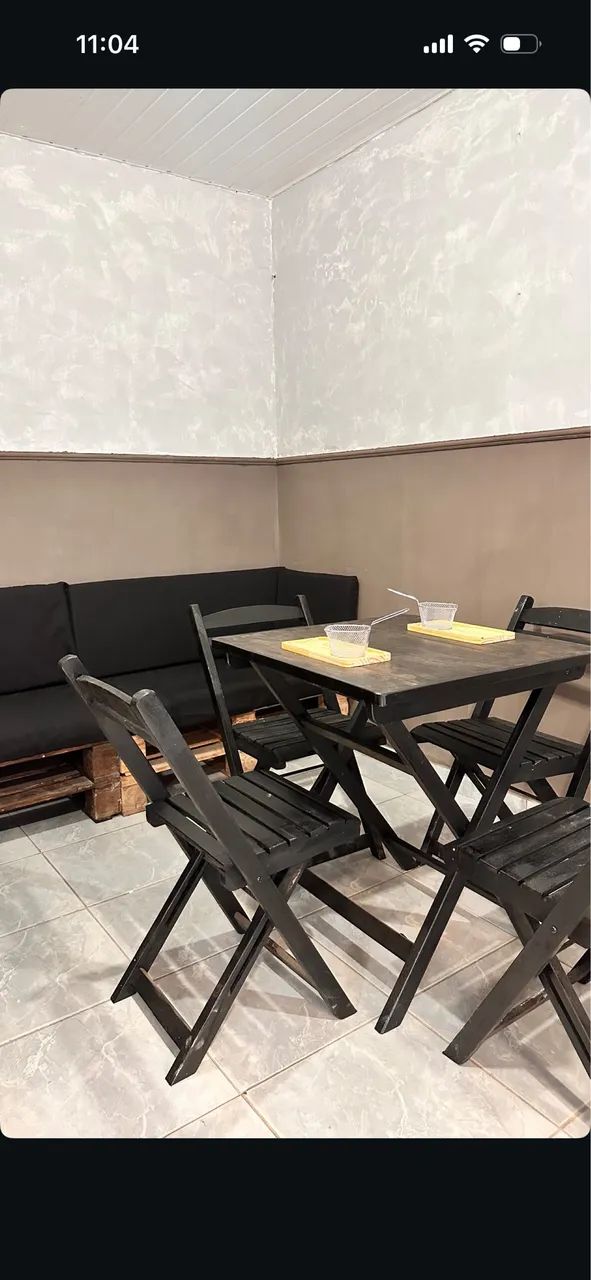 Conjunto de mesa e cadeiras de madeira