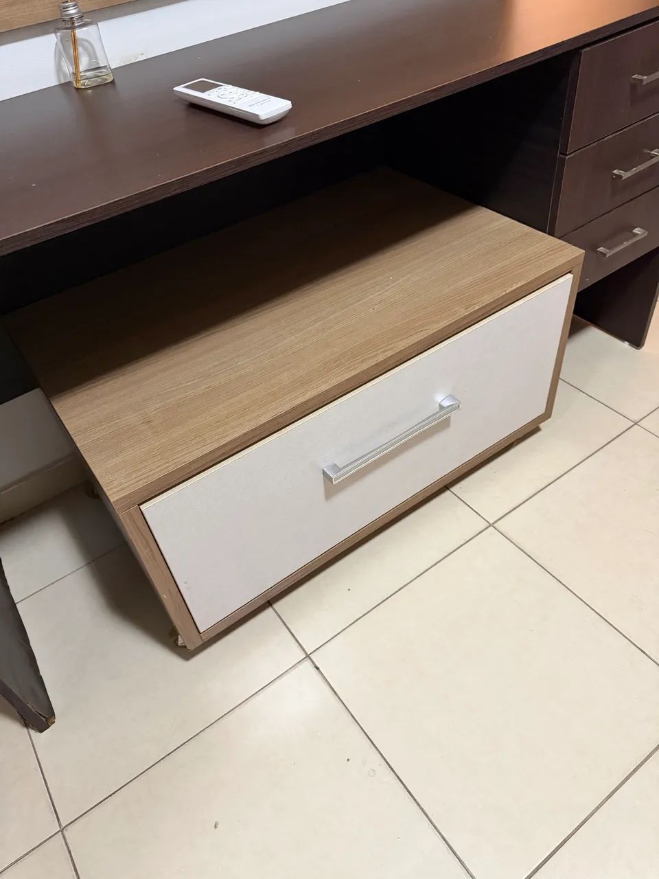 Mesa de cabeceira com gaveta e rodinha. 