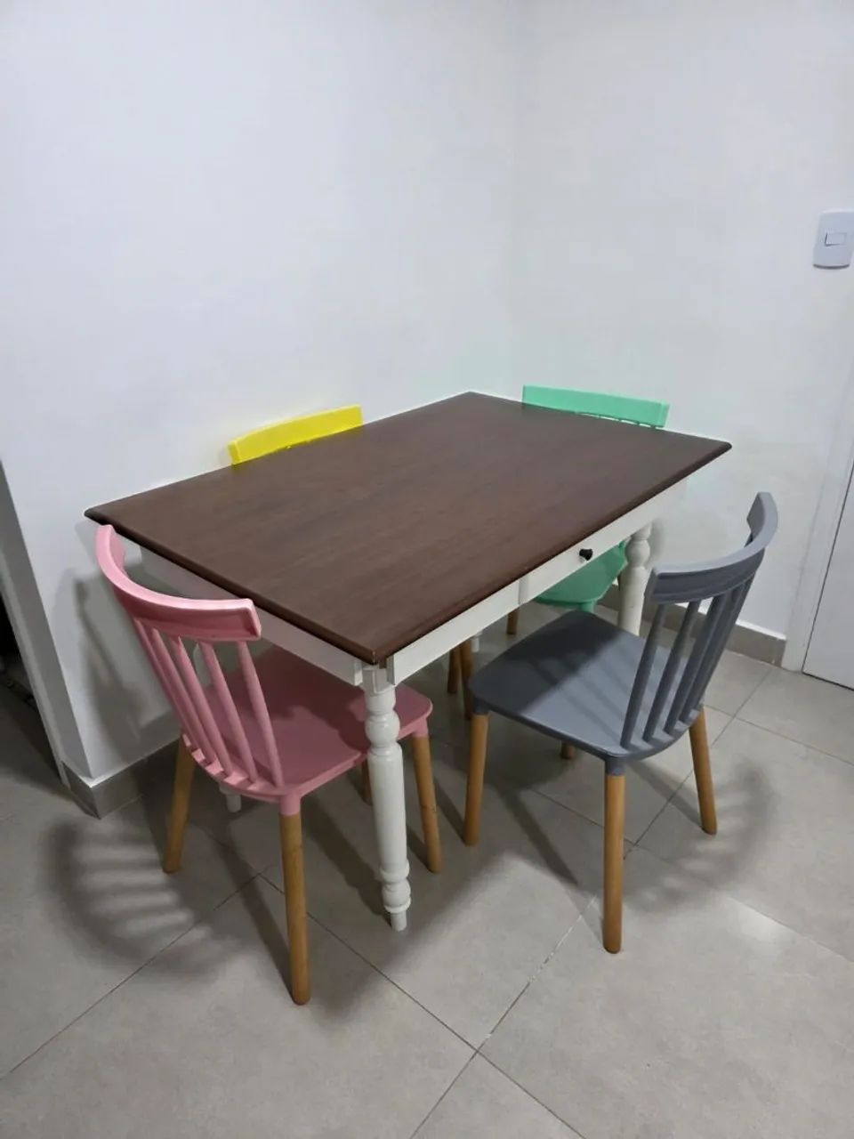 Mesa de jantar com 4 cadeiras coloridas 