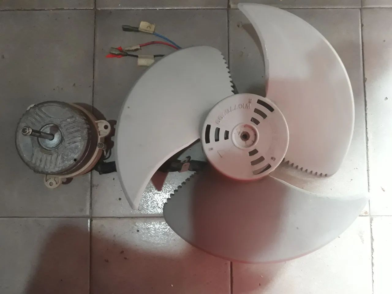 Vendo motor ventoinha da condensadora consul  18000 usado , e vem acompanhado da hélice  - Foto 6