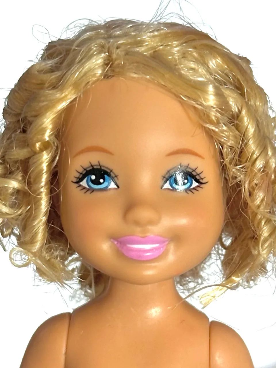 Boneca Chelsea Kelly Barbie cabelos cacheados corpinho estica
