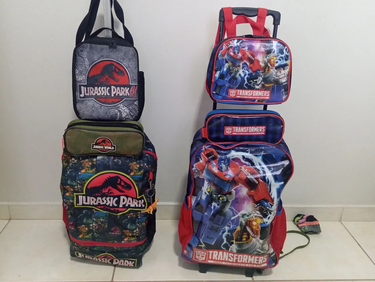 Kit de Mochilas completo em bom estado Jurassic e transformes