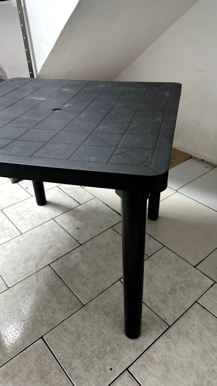 MESA PRETA DE PLASTICO RESISTENTE