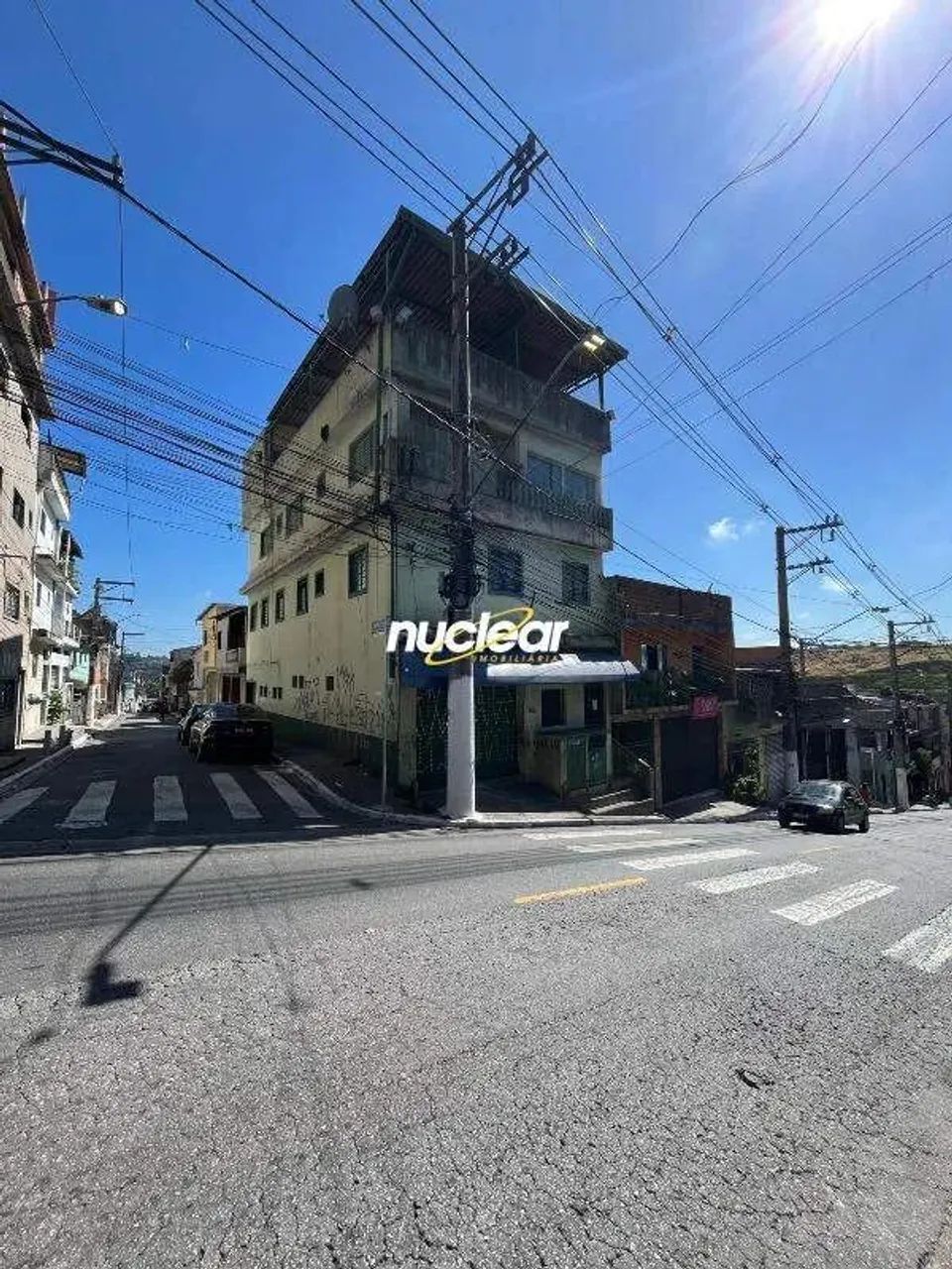 Prédio comercial com 10 salas e 7 banheiros