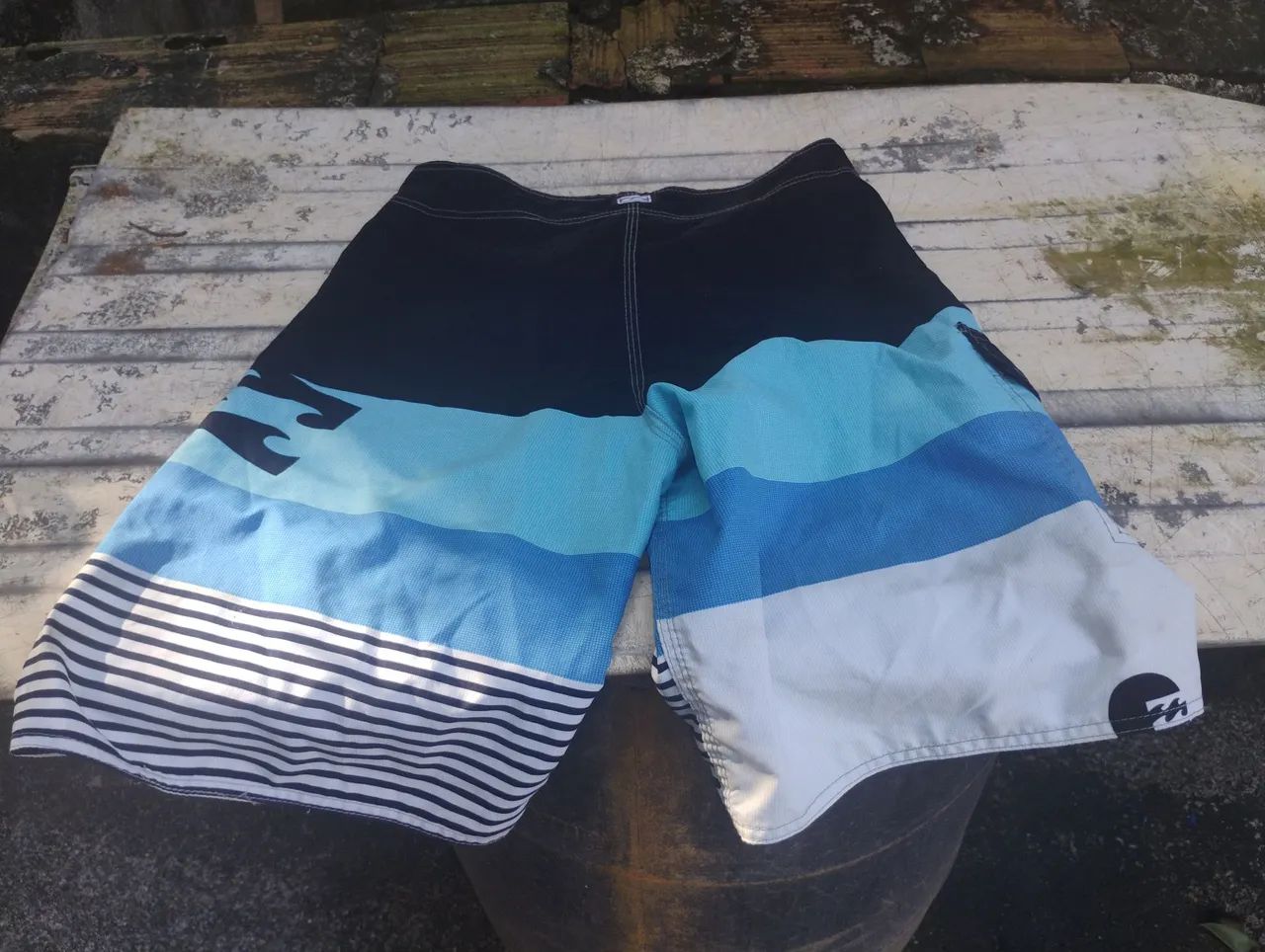 Vendo uma bermuda da marca Billabong antiga  - Foto 3