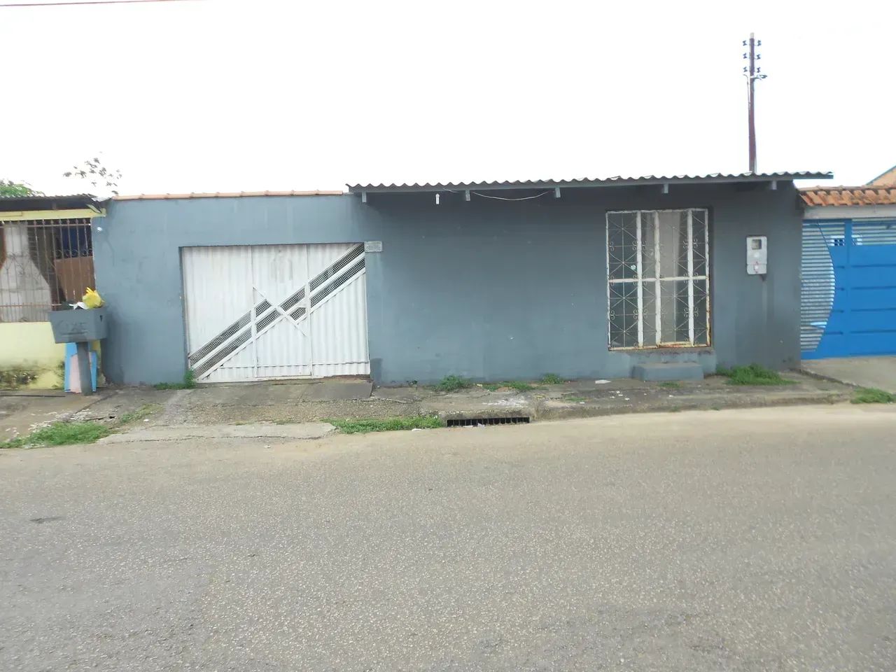 CASA NO COHAB COM 04 QUARTOS E PONTO COMERCIAL.