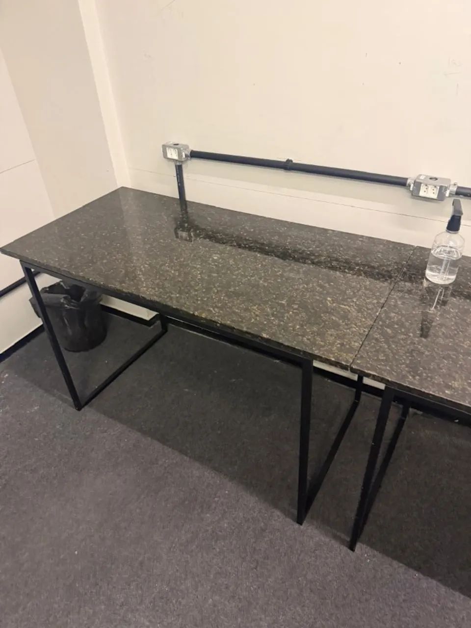Mesa com tampo em granito São Gabriel