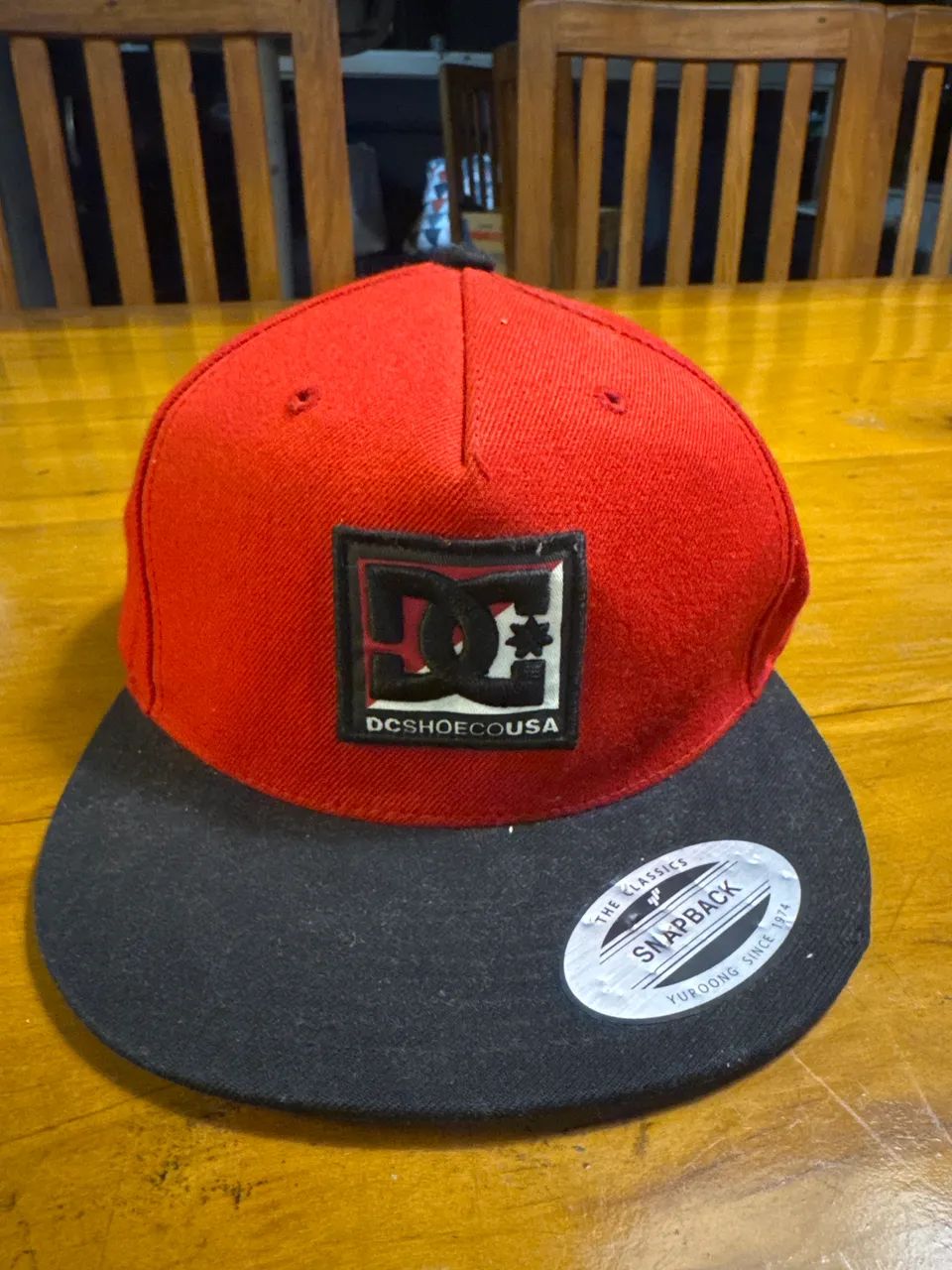 Boné DC Shoes Original Aba Reta Snapback Vermelho e Preto