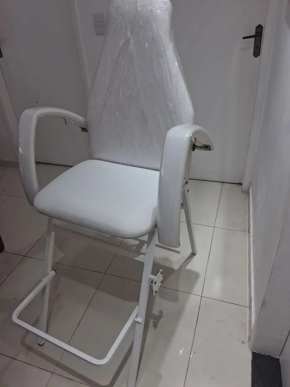 Vendo uma cadeira de estética em perfeito estado. 