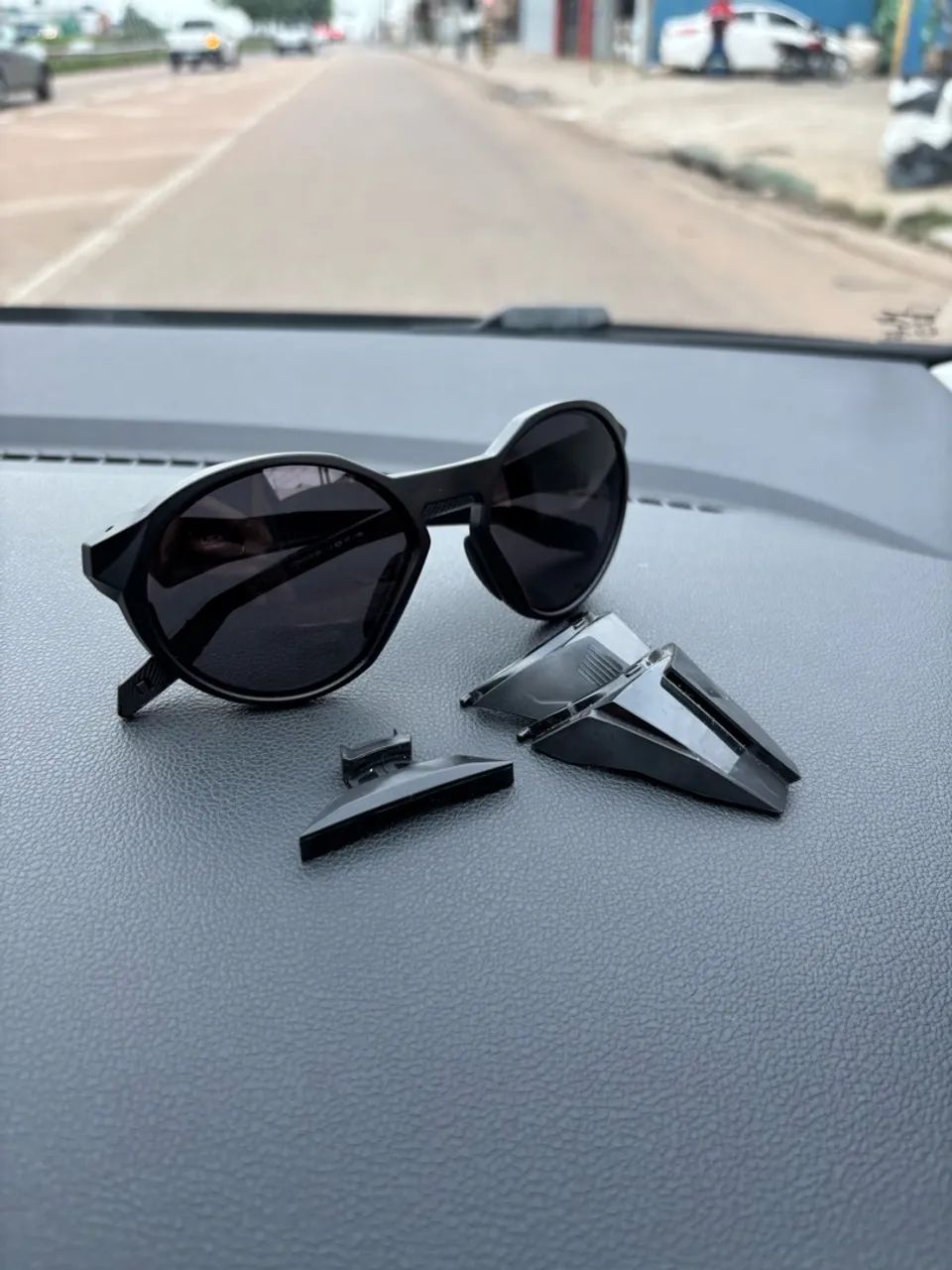 Óculos de Sol Oakley Clifden Preto - Foto 2