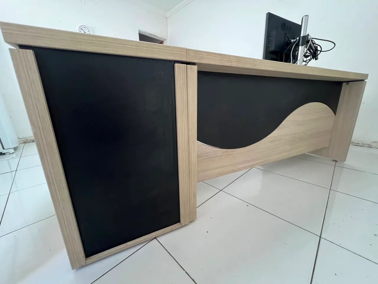 Mesa para escritório com gaveteiro 