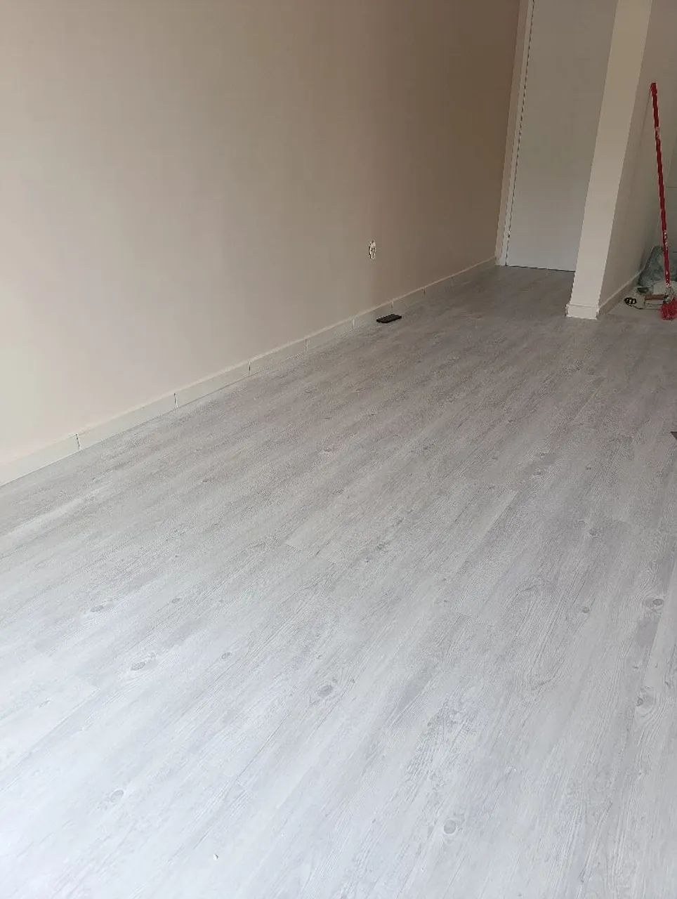 Instalação de Piso vinílico, laminado, painel ripado, roda pé  - Foto 4