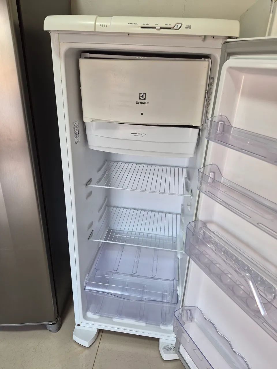 Geladeira electrolux seminova 240 litros  - Foto 4