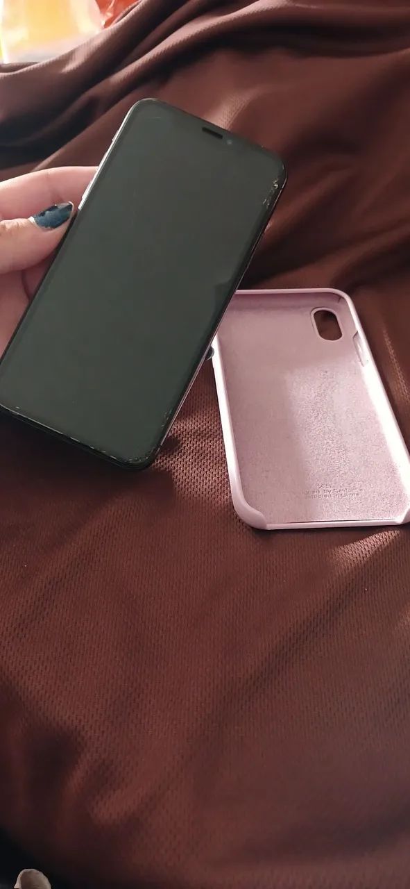 IPhone Xs Preto com capinhas nova lilás - Foto 2