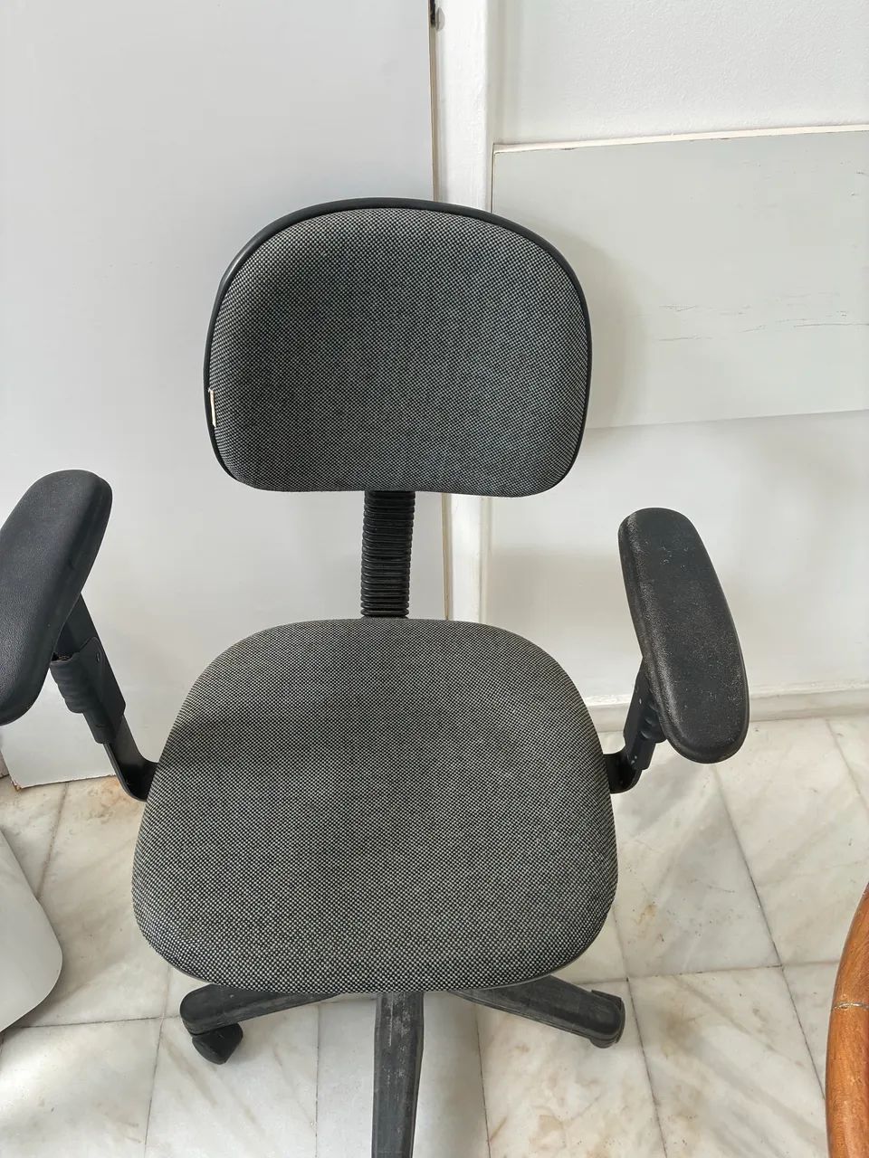 Mesa de escritório com 2 gavetas e cadeira - Foto 4