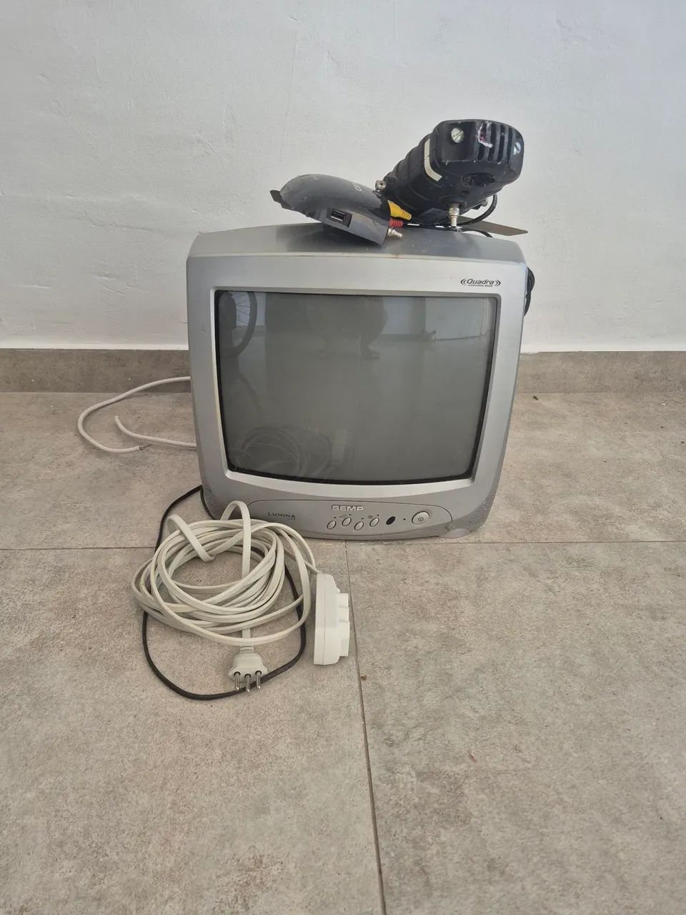 Vendo televisao , com 14 polegadas, com DVD e CDs.