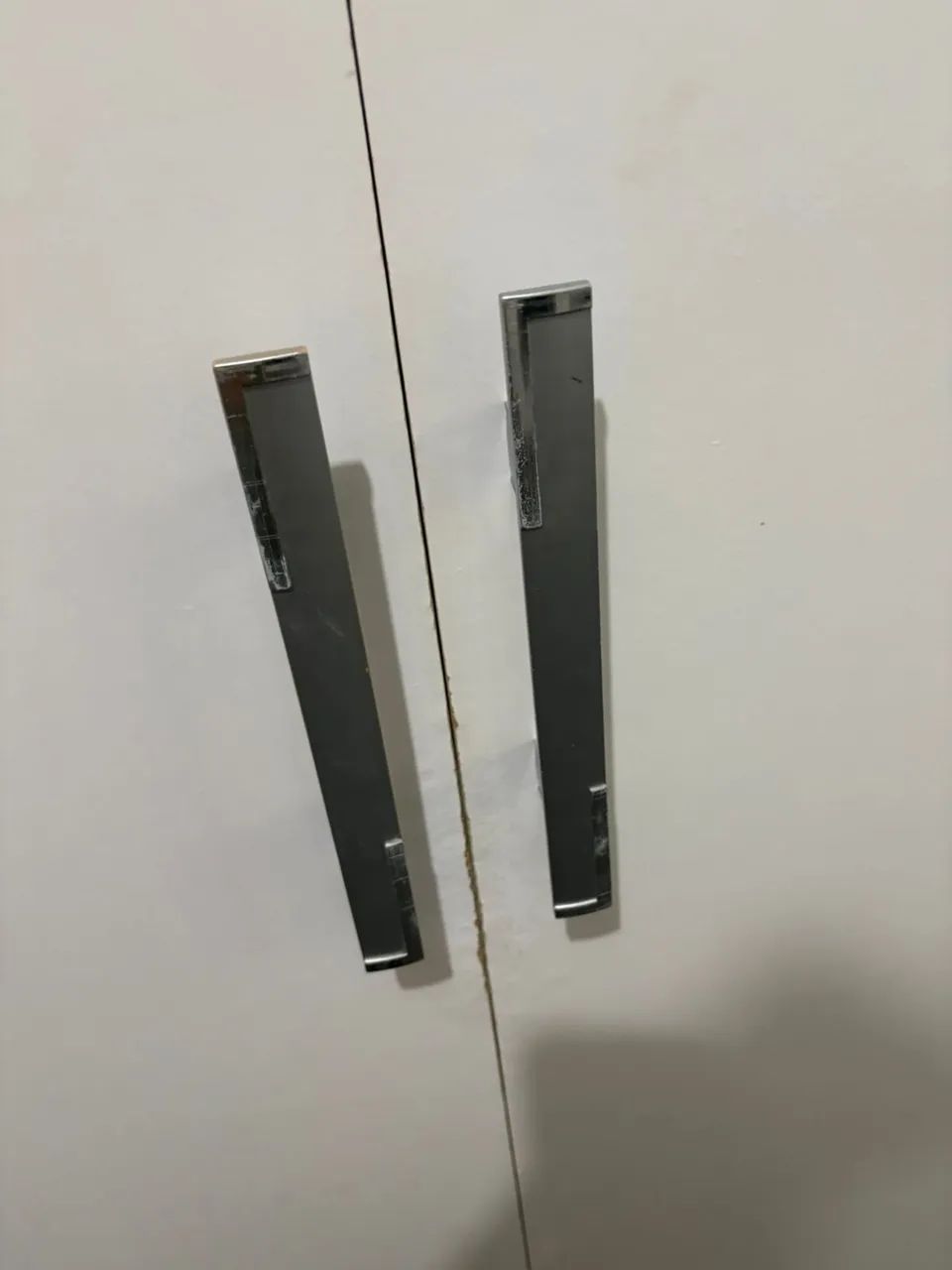 Guarda-roupas 6 portas, branco e preto, com espelho interno - Foto 5