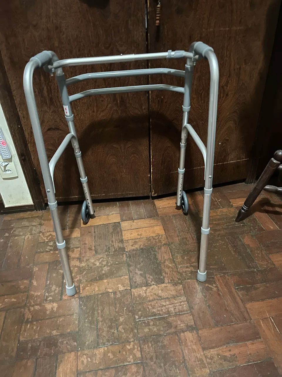 Andador idoso adulto articulado com rodinhas - Foto 3