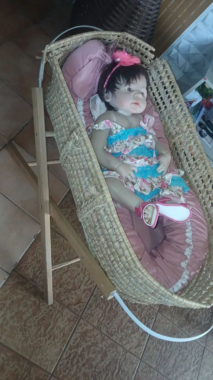 Bebe reborn com berço e enxoval - Foto 2