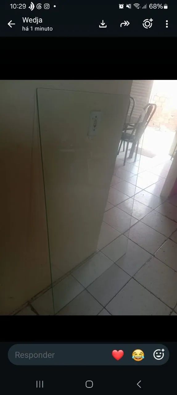 Vende-se um vidro.