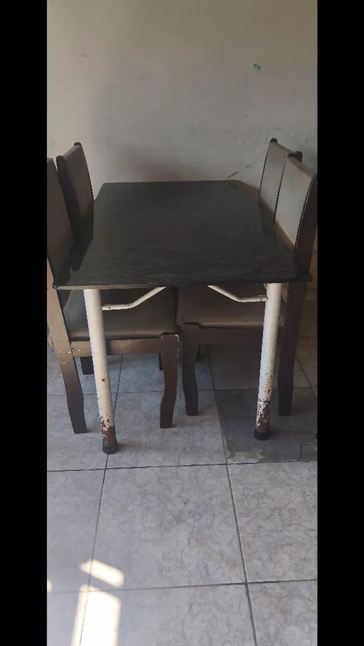 Desapego mesa com 4 cadeiras usado