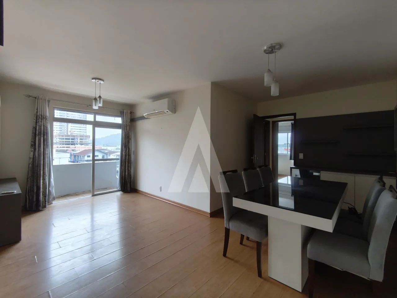 Apartamento com 2 quartos, sacada e 1 vaga de garagem coberta no Centro. - Foto 4