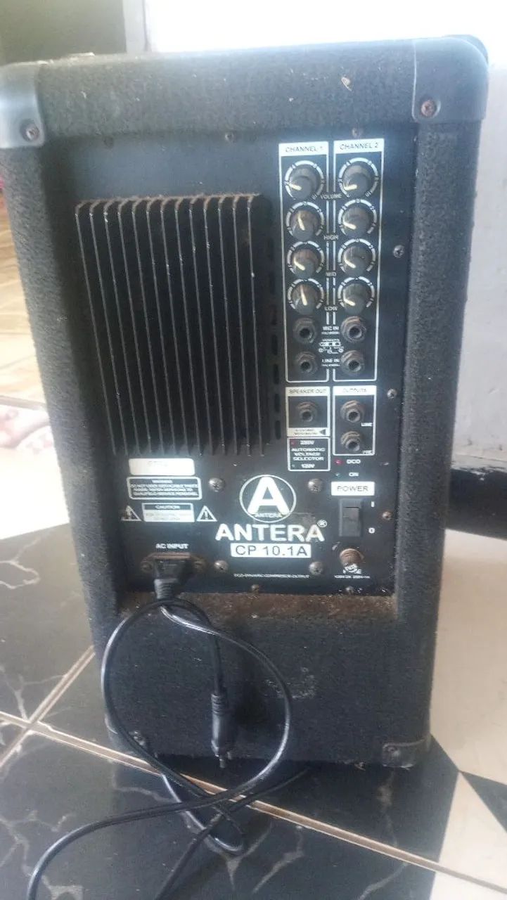 Vende-se esta caixa ativa marca antera