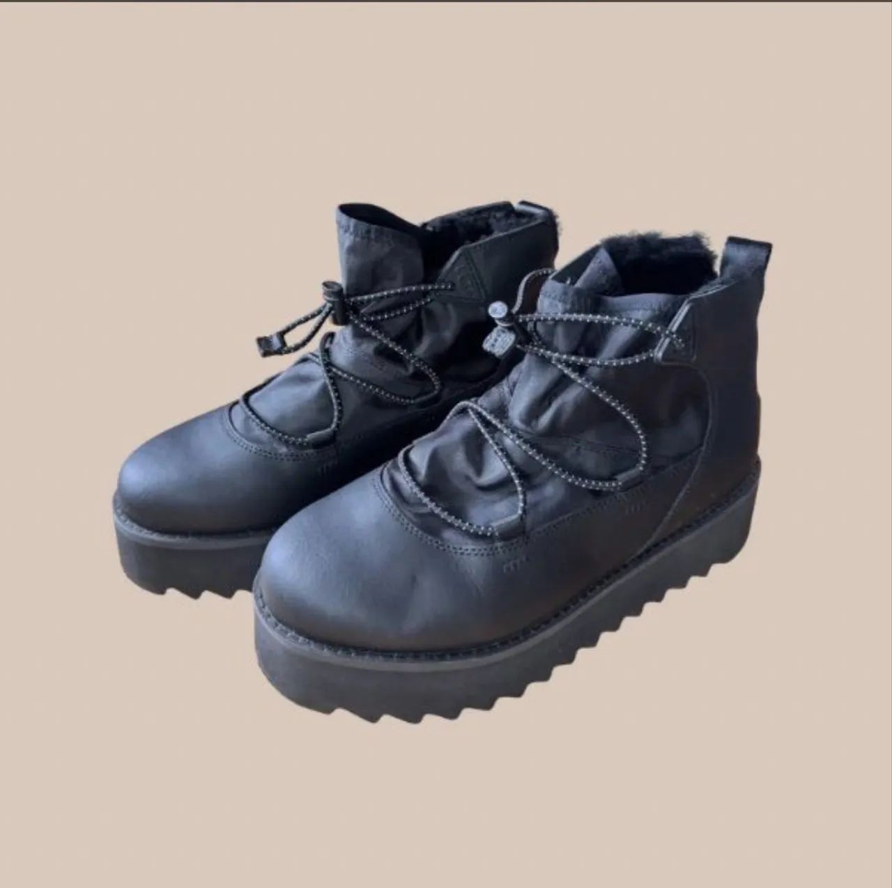 Bota Feminina - Marca: UGG - Importada USA - Nova