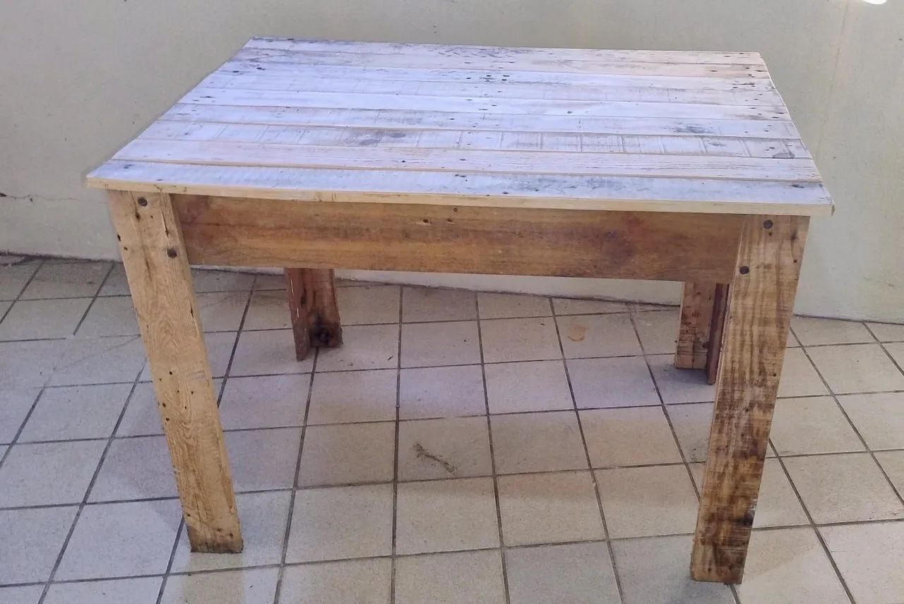 Mesa rústica em madeira de pallet