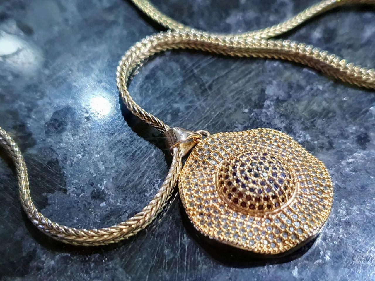 Colar Dourado com Pingente Detalhado - Foto 3
