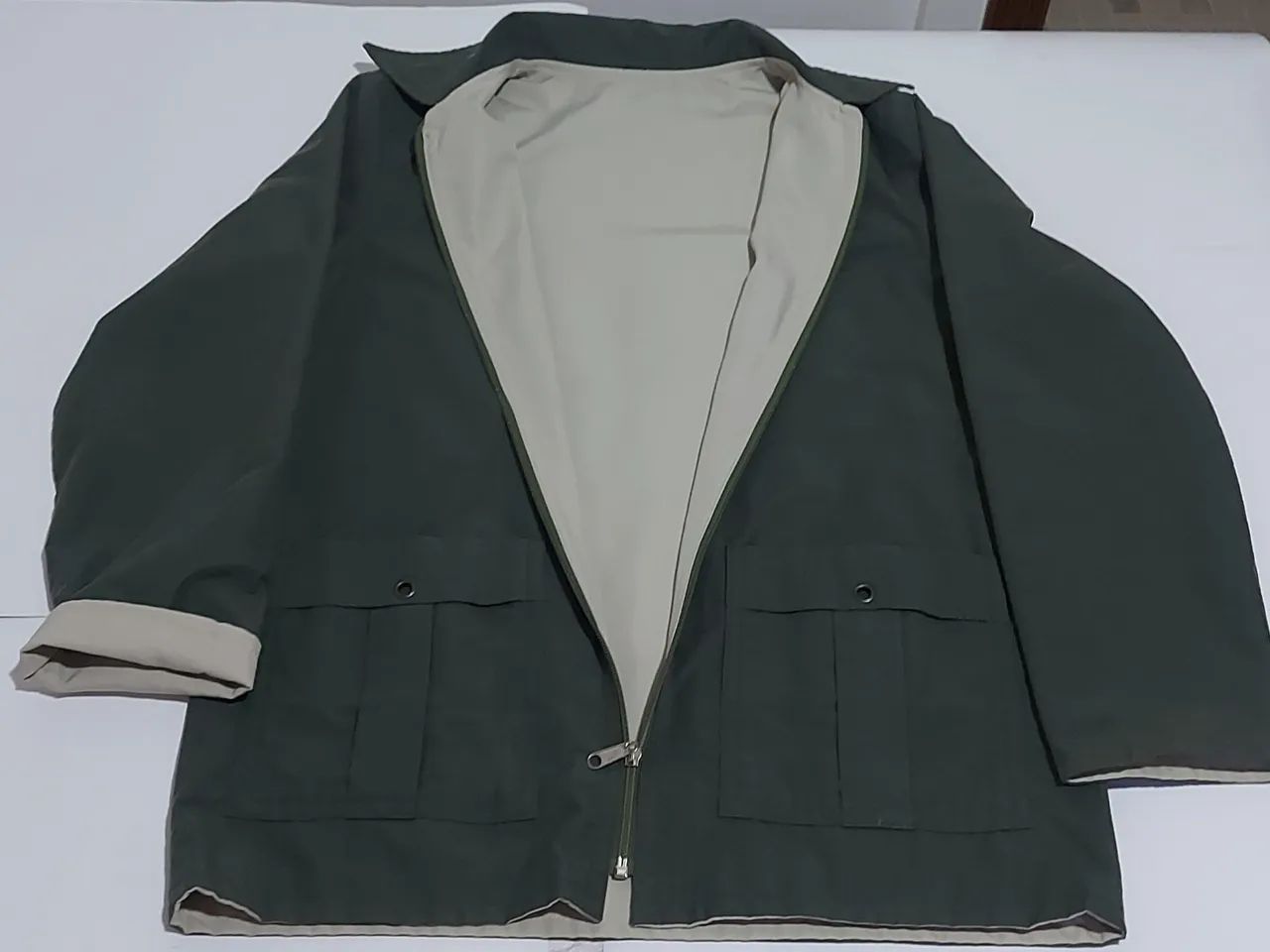 Jaqueta Dupla Face verde/ bege com 2 bolsos grandes e zíper.  - Foto 3