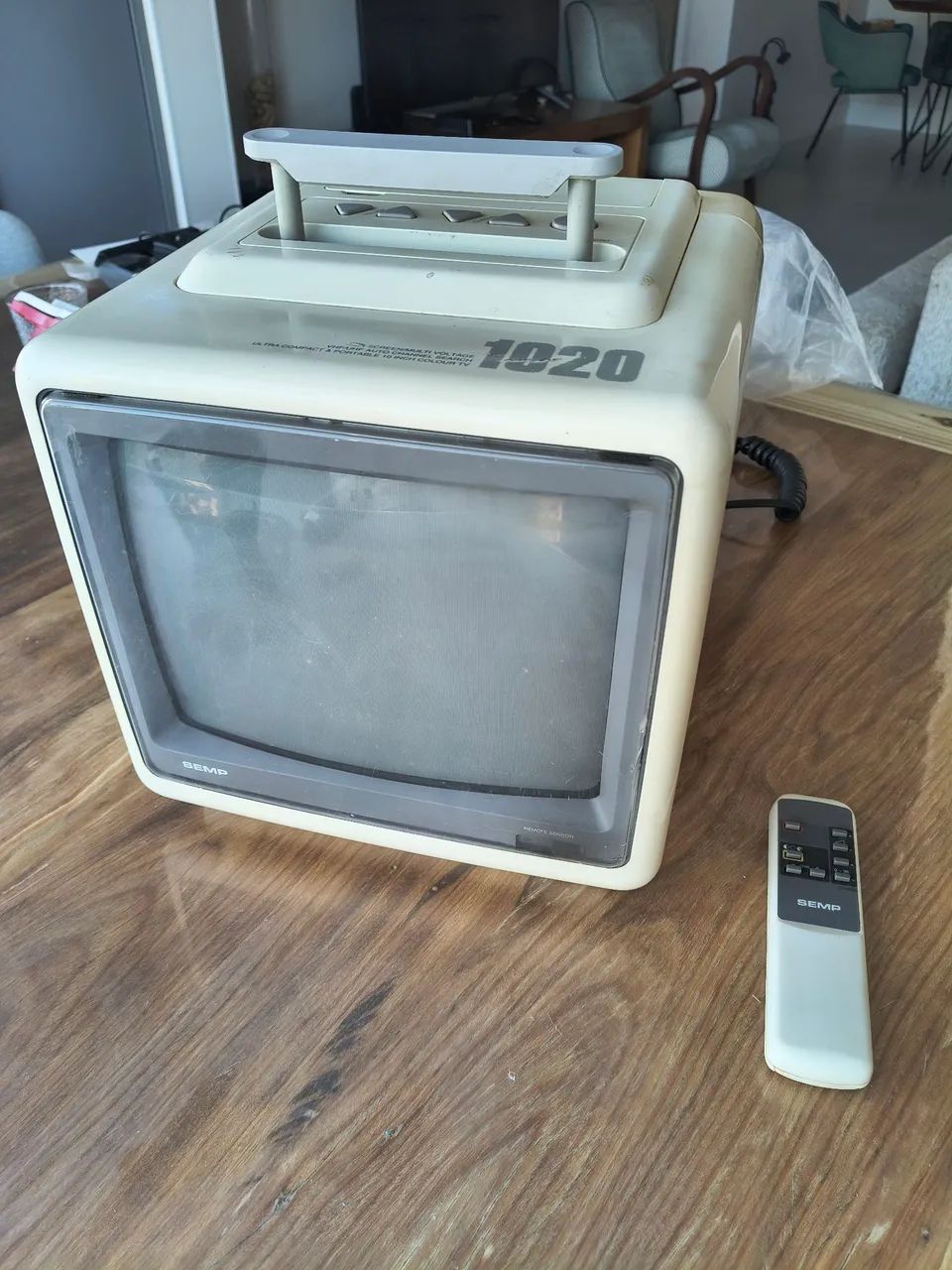 Televisor Semp 1020 com controle funcionando
