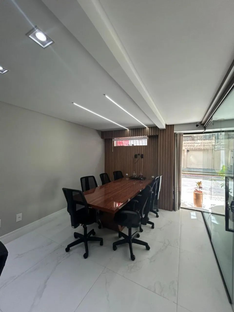 Sala comercial Mobiliada na Meia Praia em Itapema-SC