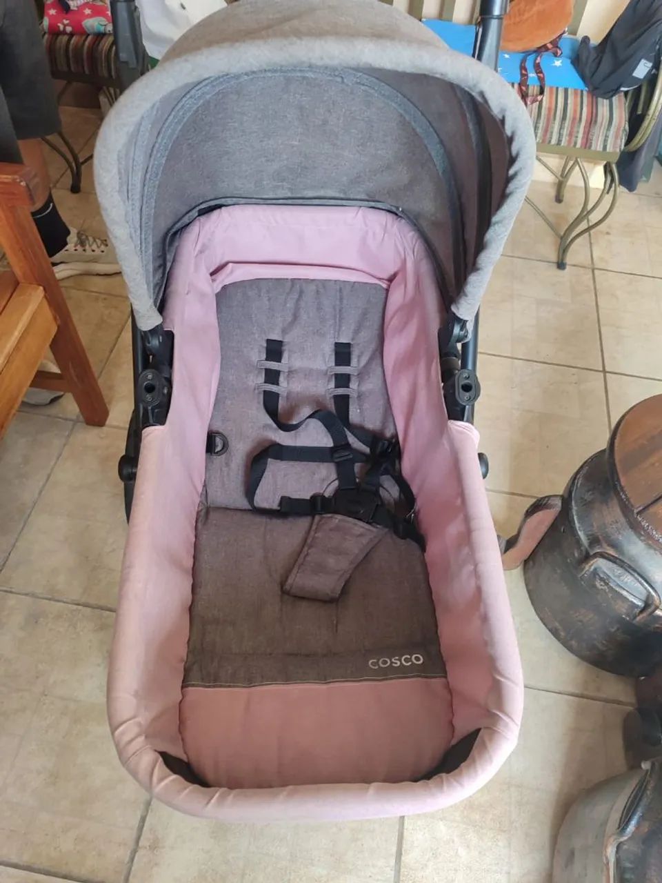 Carrinho de bebê Cosco. Cinza e Rosa.