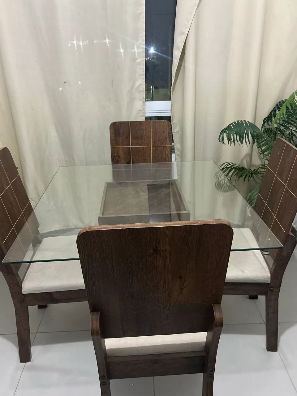 Mesa jantar de vidro com 4 cadeiras estofadas 
