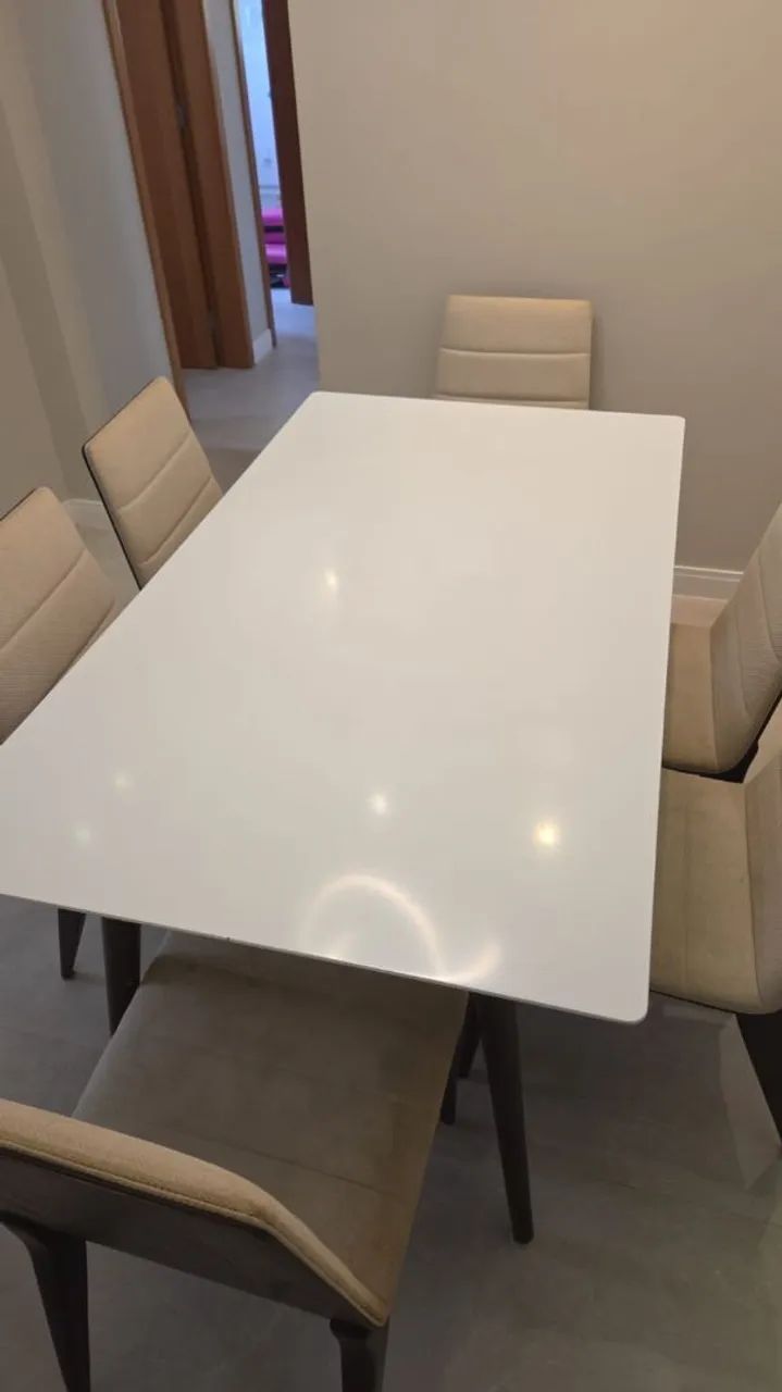 Mesa de jantar com 06 cadeiras