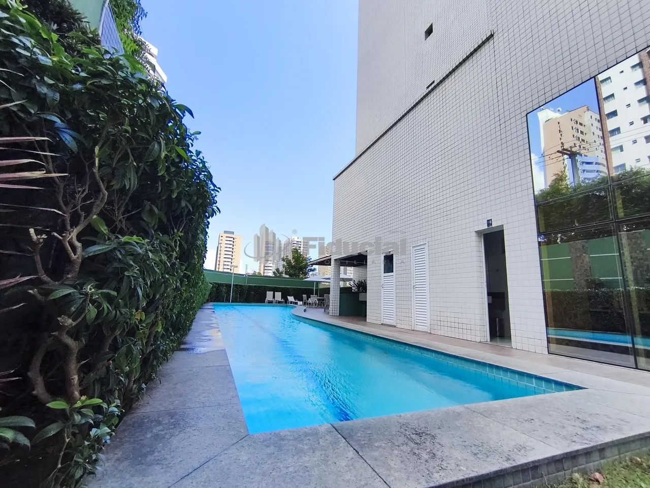 Apartamento mobiliado com 61m², varanda integrada à sala, 02 quartos sendo 01 suíte, WC so - Foto 5