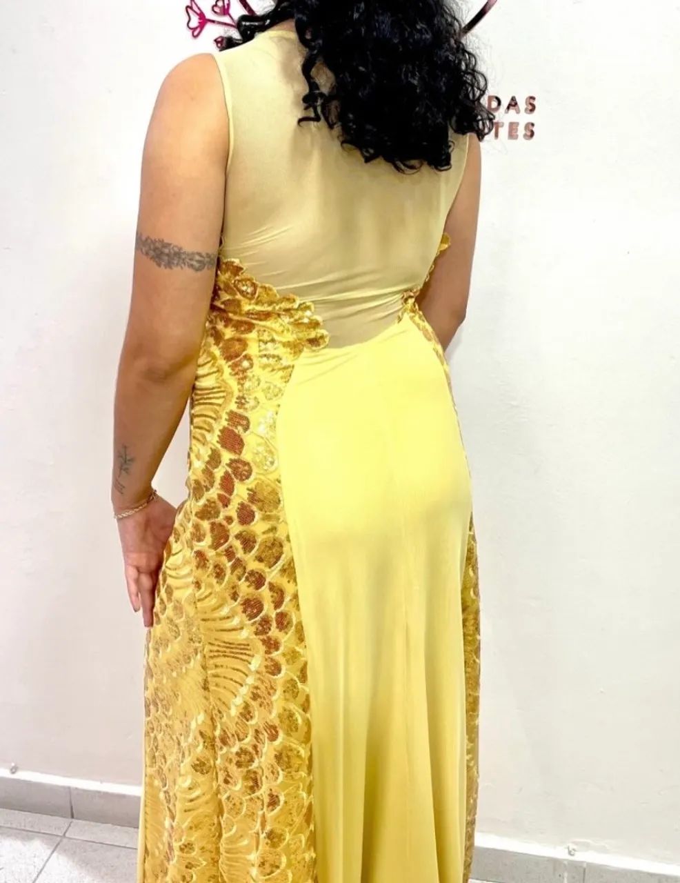Vestido amarelo ouro bordado - Foto 3