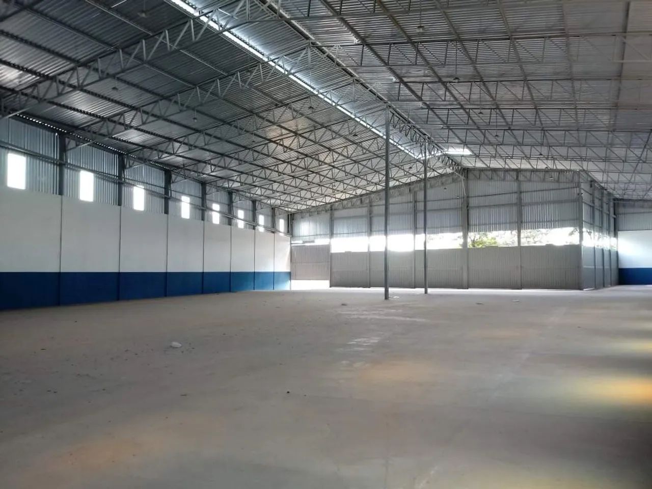 Galpão para locação de 2500m² - 9 docas no bairro Chácara Cotia em Contagem