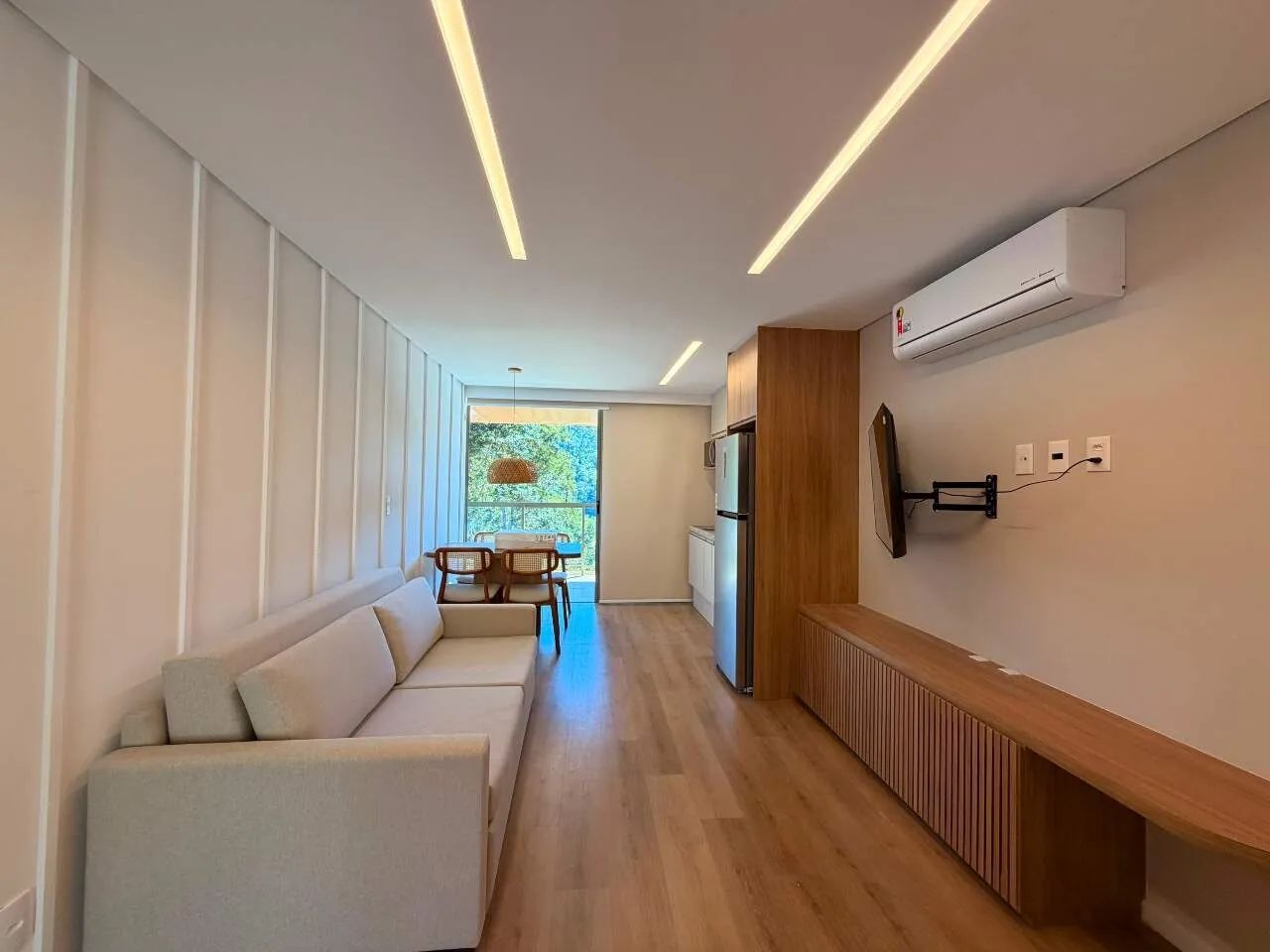 Exclusividade e Sofisticação em Meio à Natureza com Varanda com Spa