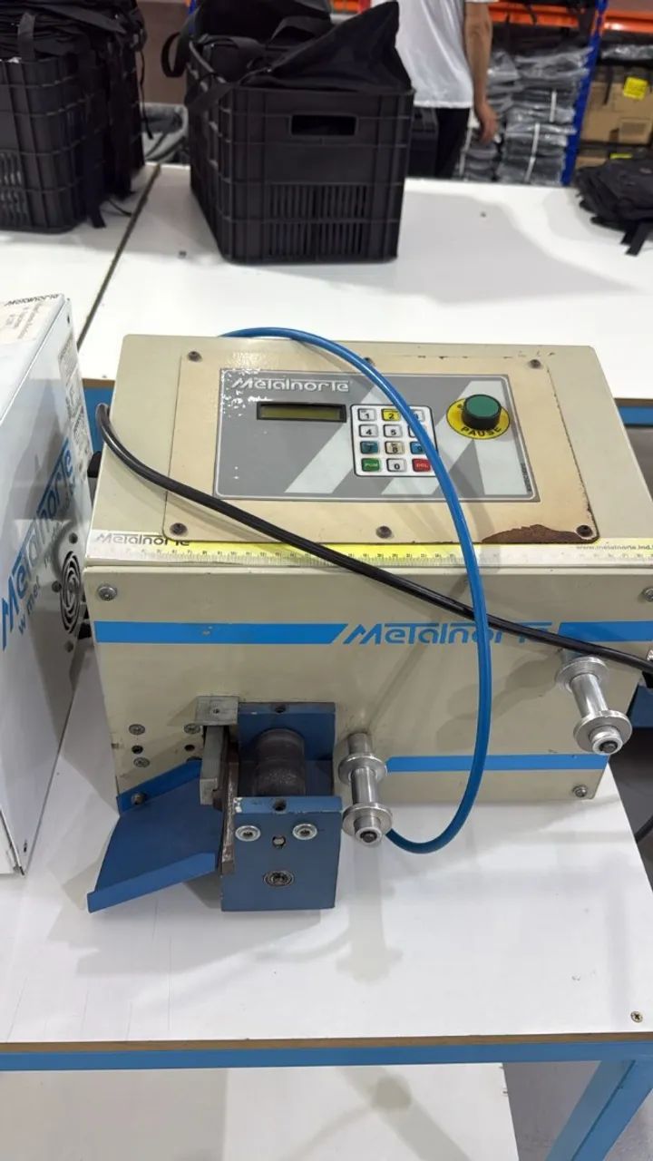 Máquina de cortar aviamentos à frio